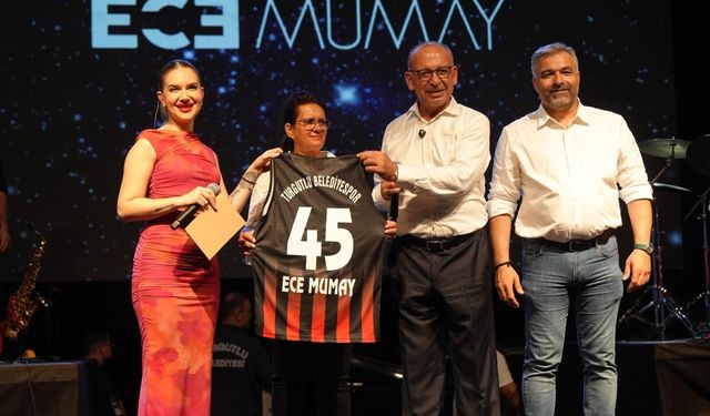 Turgutlu'da binlerce kişi Ece Mumay'la coştu