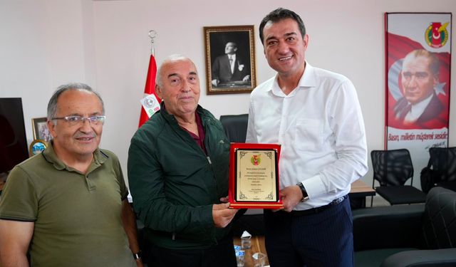 Manisalı Gazeteci Selami Çelebi'ye plaket verildi