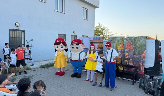 ‘Turgut ve Lulu’ Sokak Tiyatrosu ile çocuklarla buluştu