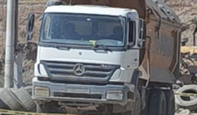 Turgutlu'da kum ocağında kamyonun altında kalan bir kişi haytını kaybetti