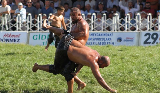 Kula Er Meydanı’nda Başpehlivan Feyzullah Aktürk