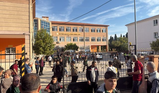 Manisa'da okul önünde silahlı saldırı: Yaralı öğrenciler var