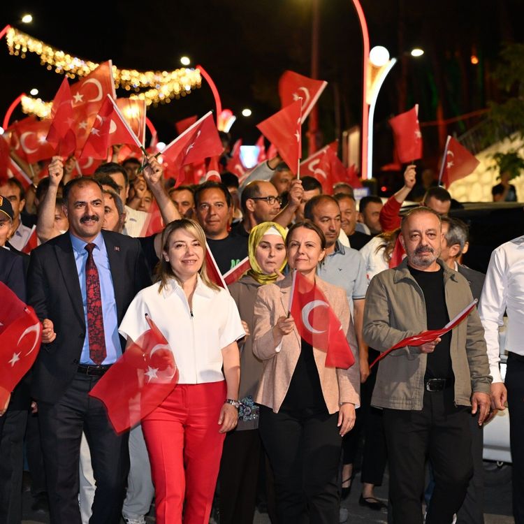 Demirci'de demokrasi nöbetinde kahramanlık türküleri yankılandı