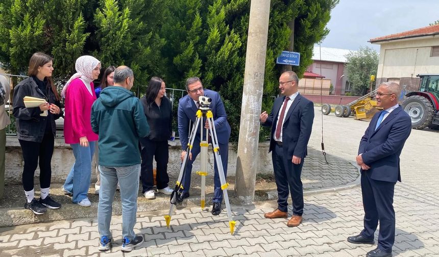 Kaymakam Dalak öğrencilerle arazi ölçümü yaptı
