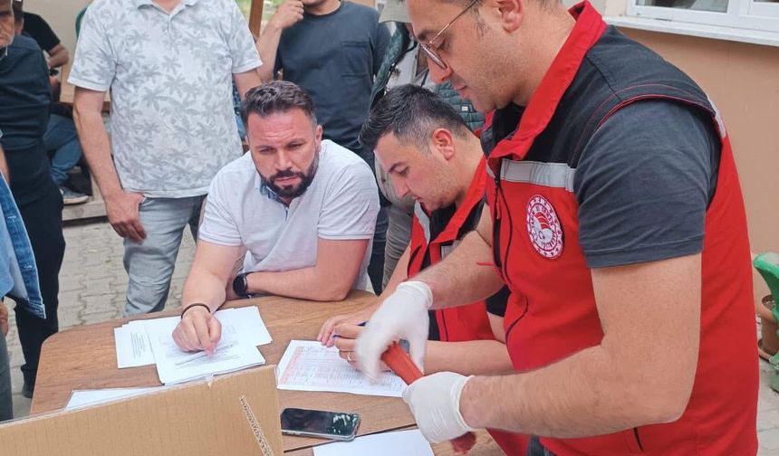 Sarıgöl'de Unlubit zararlısına karşı feromon tuzakları dağıtıldı