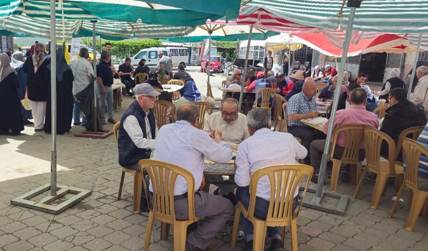 Gördes sanayi sitesi esnafı 5 bin kişilik yemek hayrı yaptı