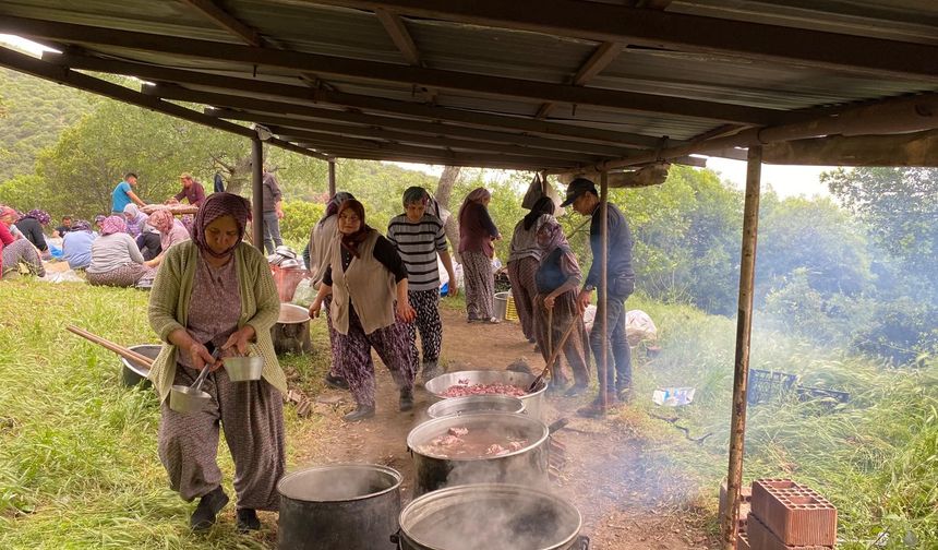 Çiftçiler bolluk ve bereket için Olcak Dede'de buluştu