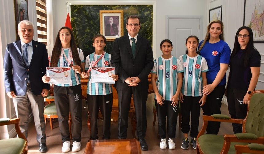 Kazandıkları madalyaların mutluluğunu kaymakamla paylaştılar