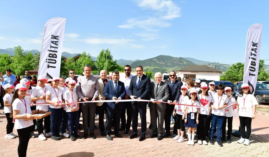 Alaşehir BİLSEM'de TÜBİTAK 4006 Bilim Fuarı açıldı