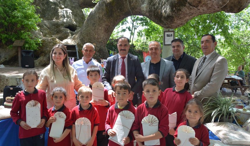 Manisa'da iki bin yıllık tarihi çınarın gölgesinde eserlerini sergilediler