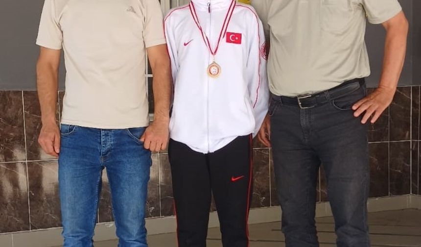 İlk kez giydiği milli formayla 5. oldu okulu tarafından ödüllendirildi
