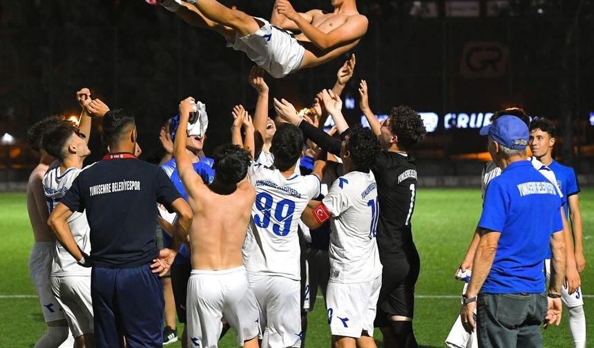 Yunusemre'nin U17'leri İzmir'de şampiyon oldu