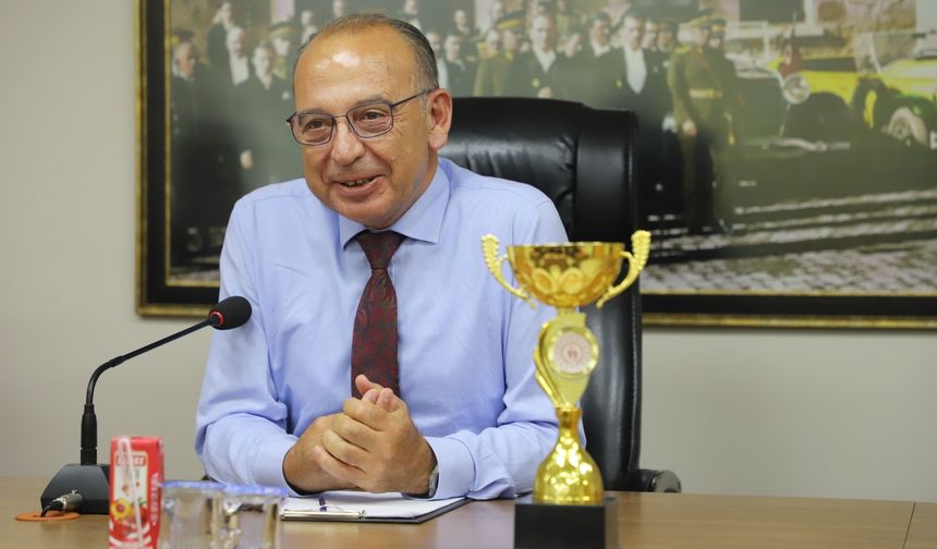 Turgutlu Belediyespor ikincilik kupasını Başkan Akın’la paylaştı