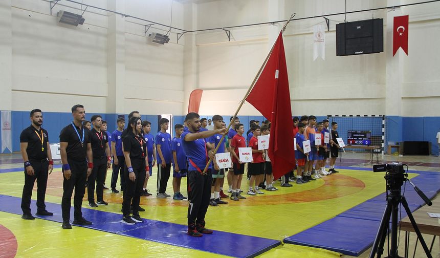 Anadolu Yıldızlar Ligi Türkiye Güreş Şampiyonası Kula'da başladı