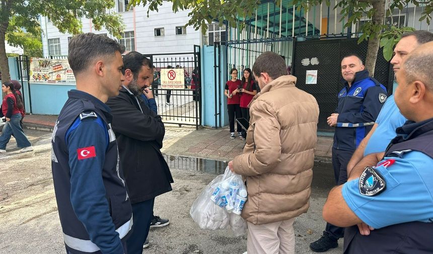 Manisa'da okul önlerinde seyyar satıcı denetimi