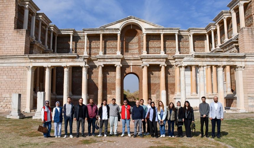 Yeni üniversiteliler Salihli’yi keşfetti