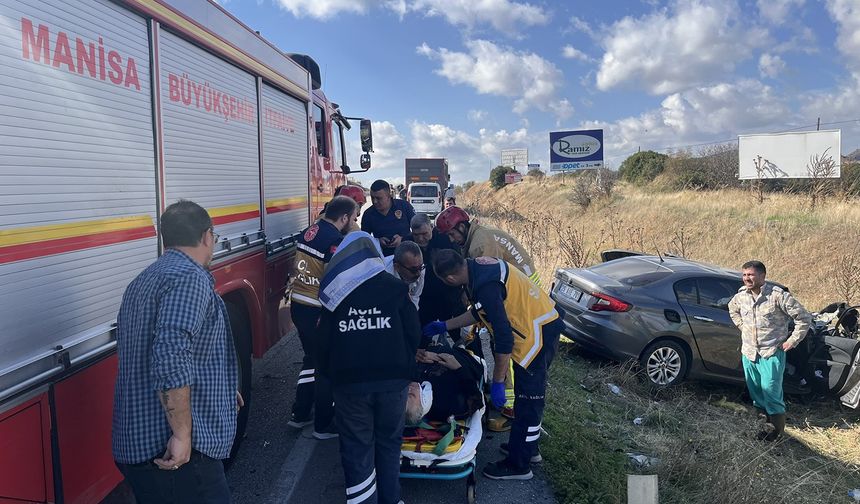 Kula'da otomobil tıra arkadan çarptı:1 yaralı