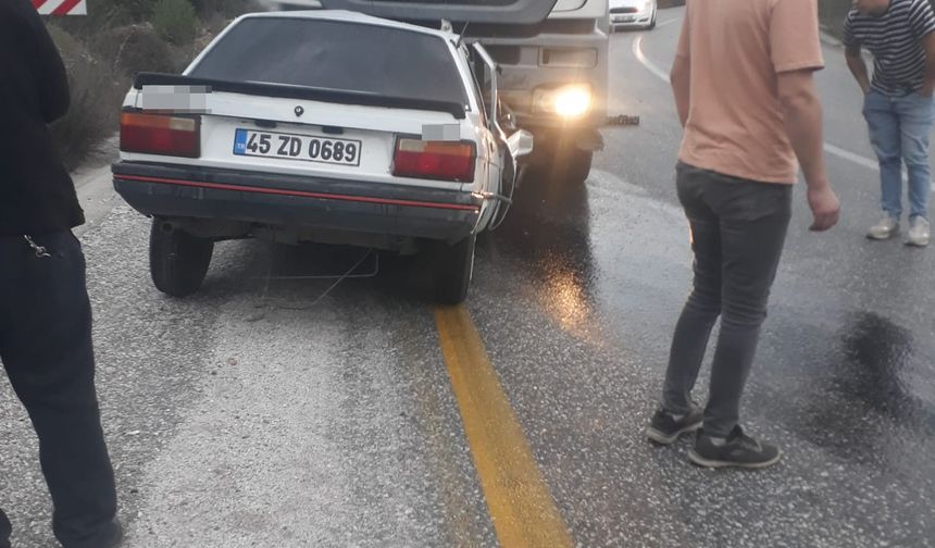 Akhisar’da kamyon ile otomobil kafa kafaya çarpıştı: 1 ölü, 1 yaralı