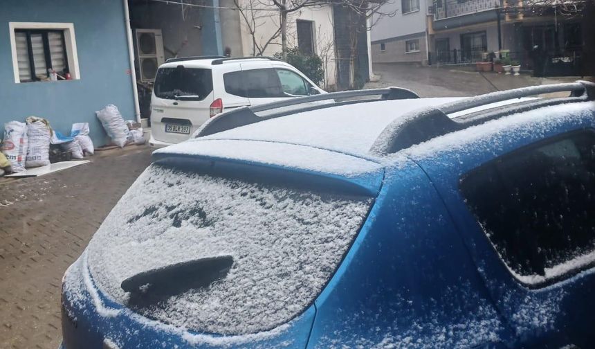 Sarıgöl’ün yüksek kesimlerine kısa süreli kar yağdı