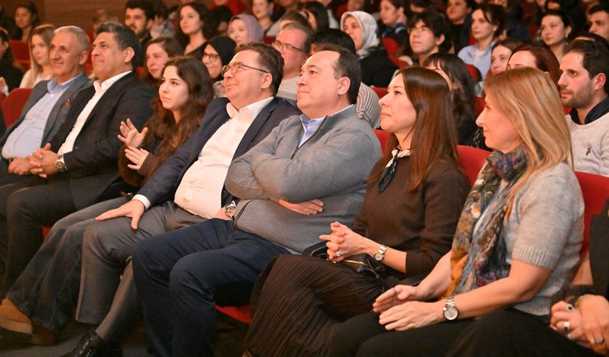 ‘Şiddetli geçimsizlik’ dünya prömiyerini Manisa’da yaptı