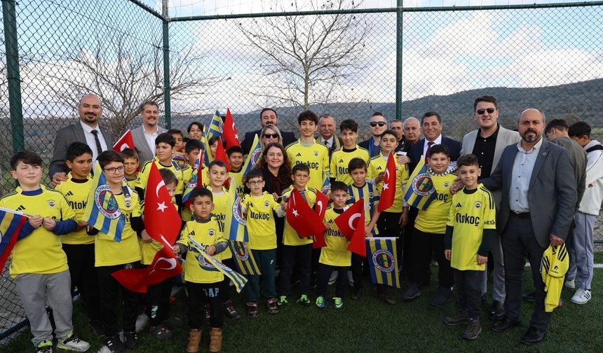 Galatasaraylı başkan, Fenerbahçeli çocukları sevindirdi