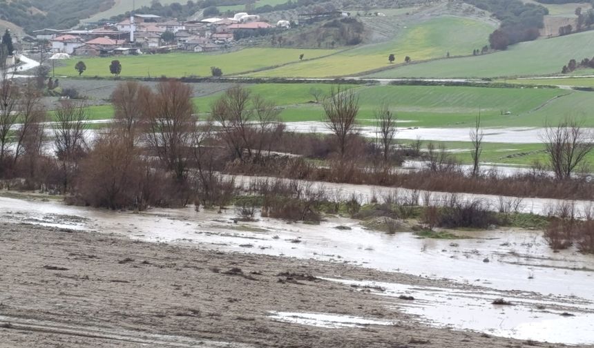 Selendi'de çay ve dereler taştı