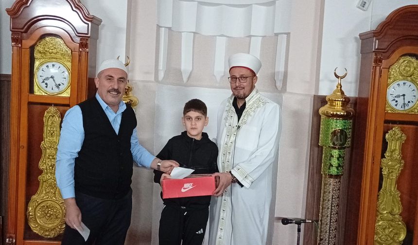 Namaza gelen çocuklar hediyeyle sevindirildi