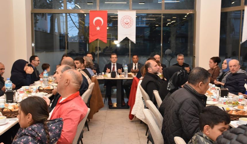 Salihli Kaymakamı Güldoğan, iftarını Roman vatandaşlarla açtı