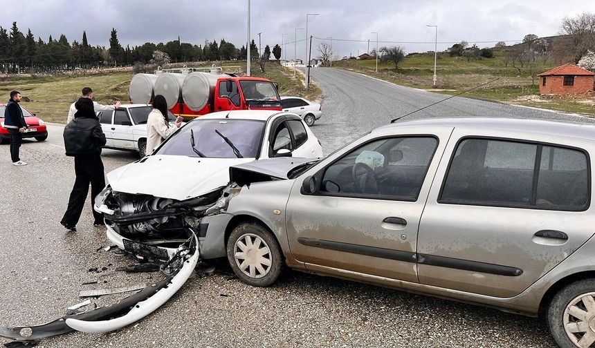 Kula'da yarım saat arayla iki kaza: 5 yaralı