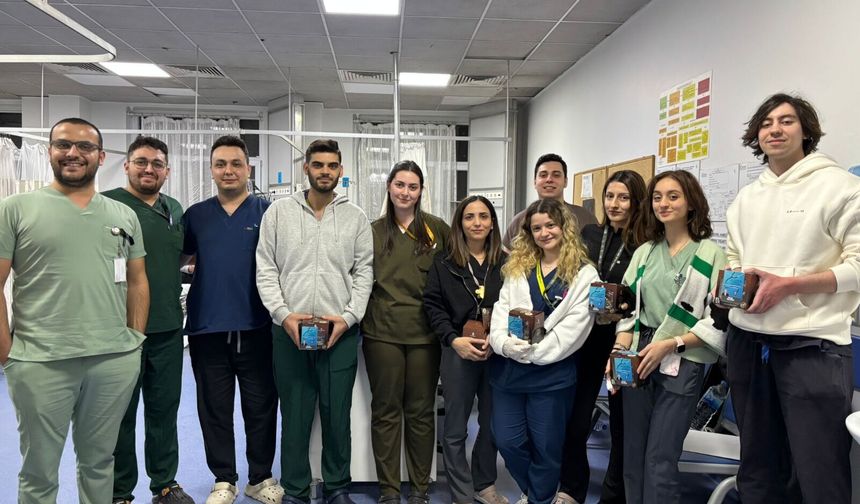 YUNUSEMRE’DEN NÖBETÇİ DOKTORLARA TIP BAYRAMI SÜRPRİZİ