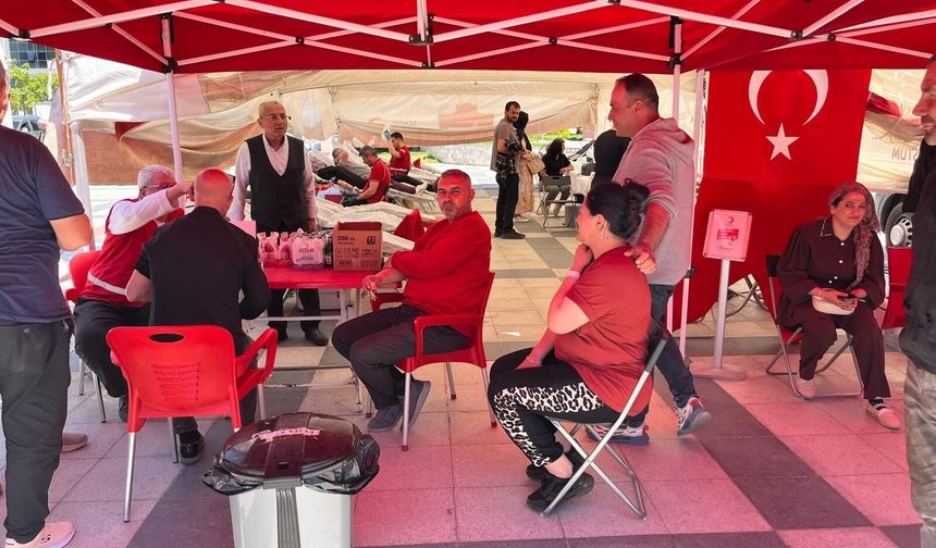 Öğrenciler ikna etti, veliler kan verdi