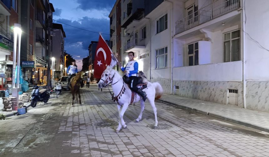 Selendi’de cirit atlı fener alayı