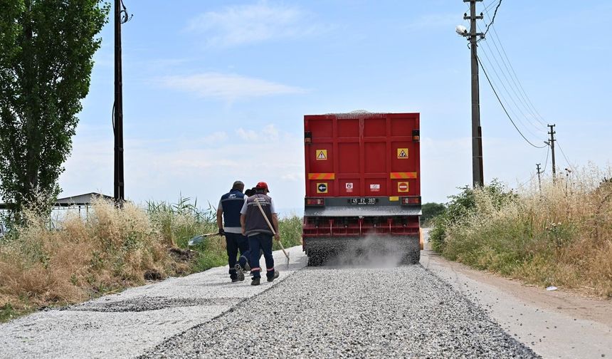 Salihli’de 5 mahalleyi bağlayan yol baştan sona yenilendi