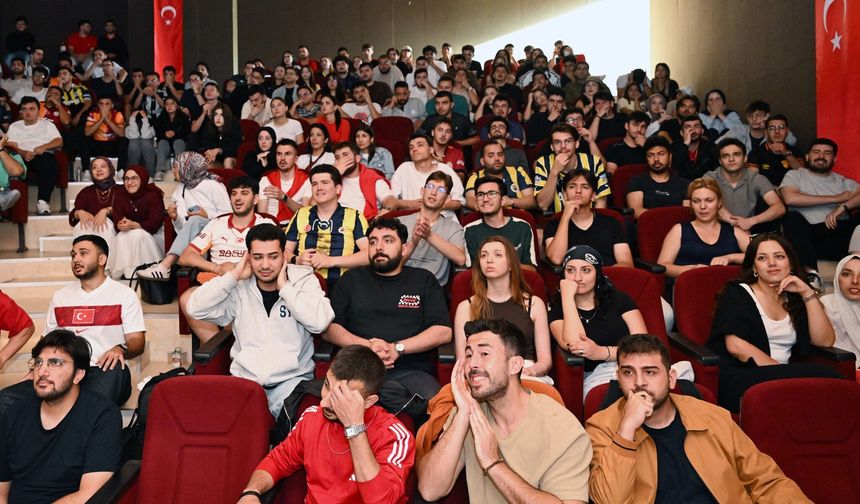 Manisa CBÜ öğrencileri milli maçı hep birlikte izledi