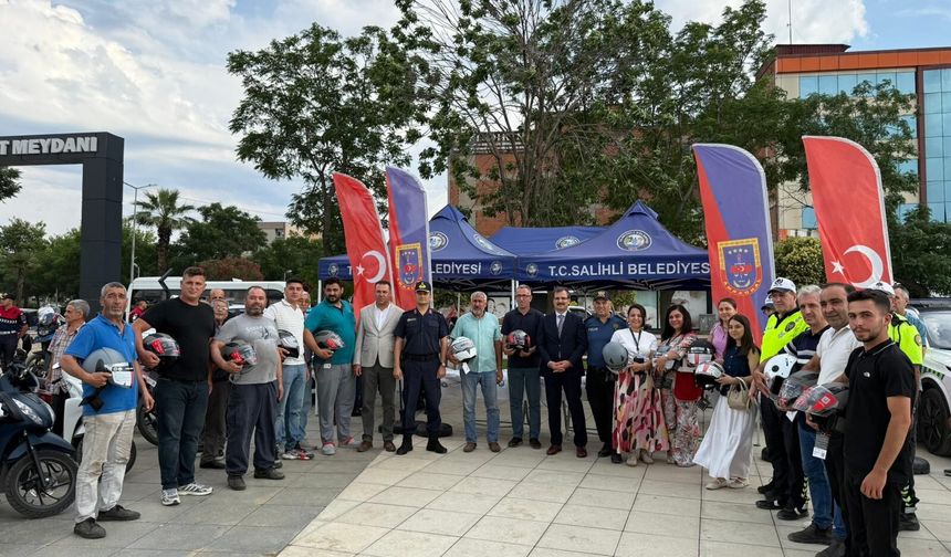 Salihli'de motosiklet sürücülerine kask dağıtıldı