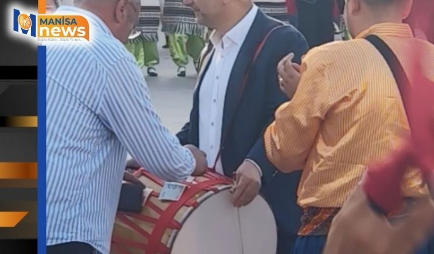 Türkiye Halk Oyunları Federasyonu Başkanı davul çalarak bahşiş topladı