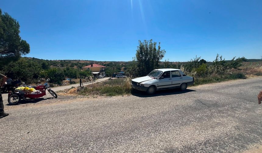 Gördes'te motosiklet otomobile çarptı: 2 yaralı
