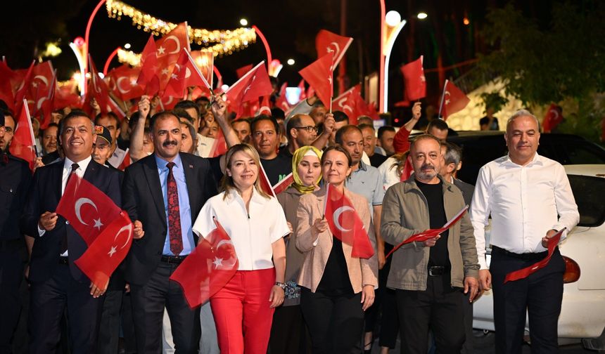 Demirci'de demokrasi nöbetinde kahramanlık türküleri yankılandı