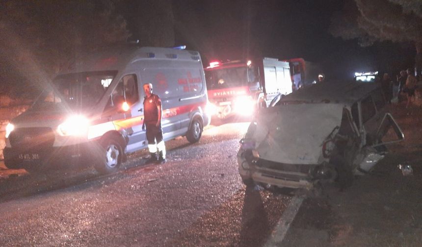 Manisa'da otomobil ile traktör çarpıştı: 2'si ağır 4 yaralı