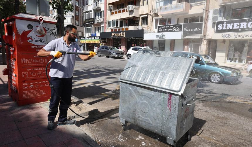 Şehzadeler'de çöp konteynerleri dezenfekte ediliyor
