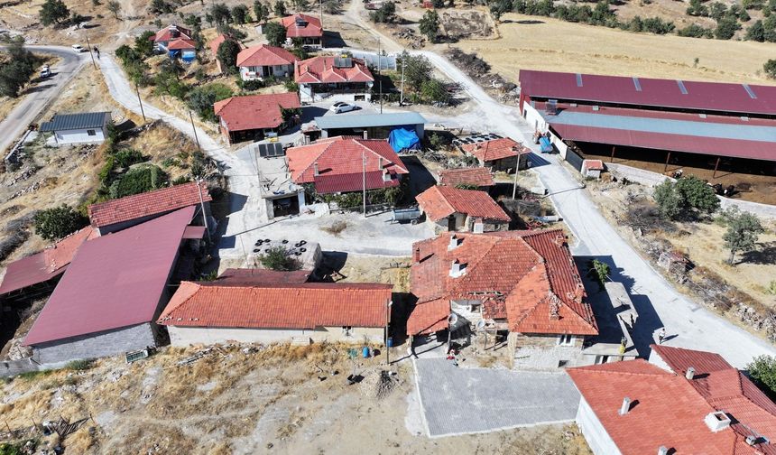 Selendi Gölbaşı’nda yollar ilk kez parke taşına kavuşuyor
