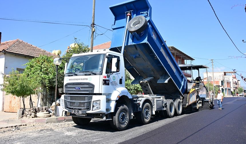 Ahmetli’de yollar sıcak asfaltla buluşuyor