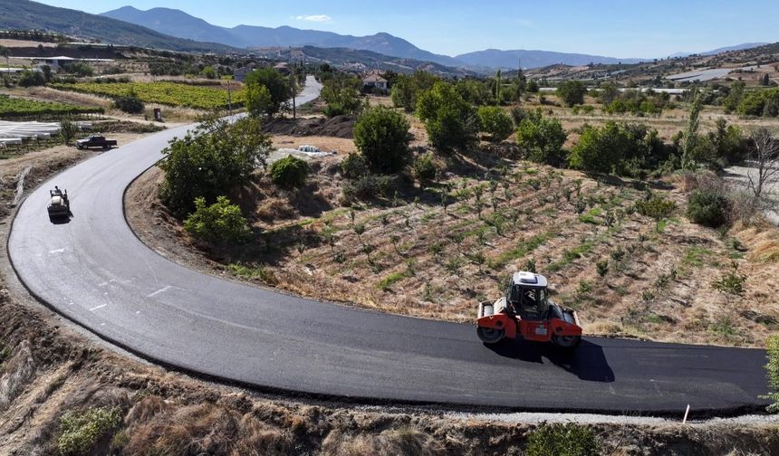 Manisa Büyükşehir, Sarıgöl’de 6 kilometrelik yolu sıcak asfaltla buluşturuyor