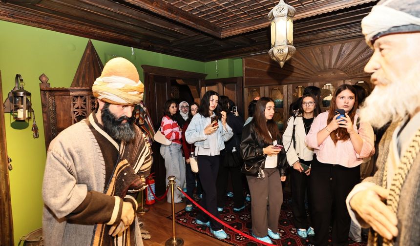 Yeni üniversiteliler Manisa’nın tarihi ve kültürel zenginliklerini keşfetti