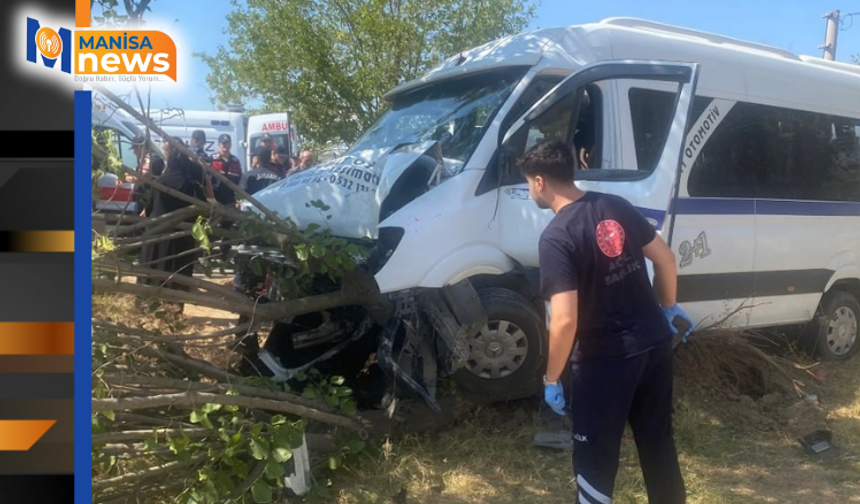 Alaşehir'de işçi minibüsü ağaca çarptı: 14 yaralı