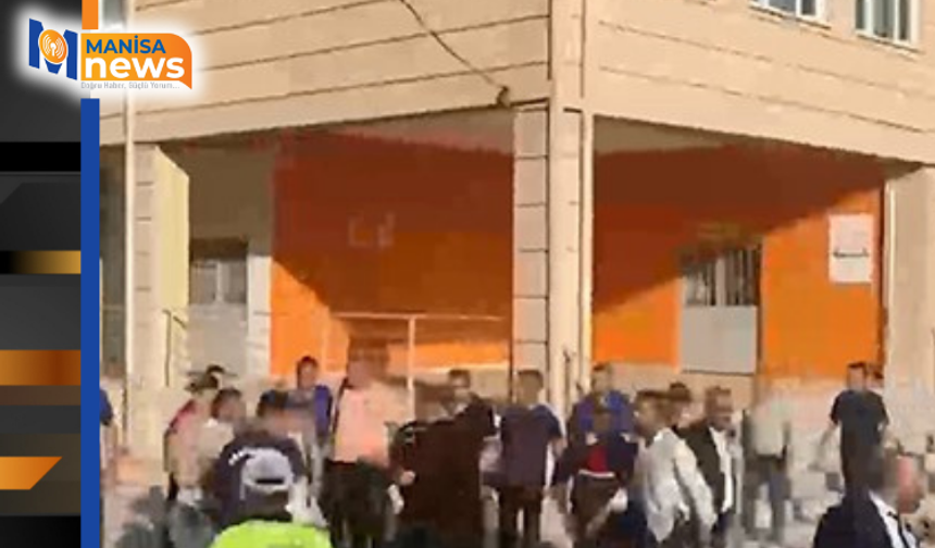 Manisa'da okul önünde silahlı saldırı: Yaralı öğrenciler var