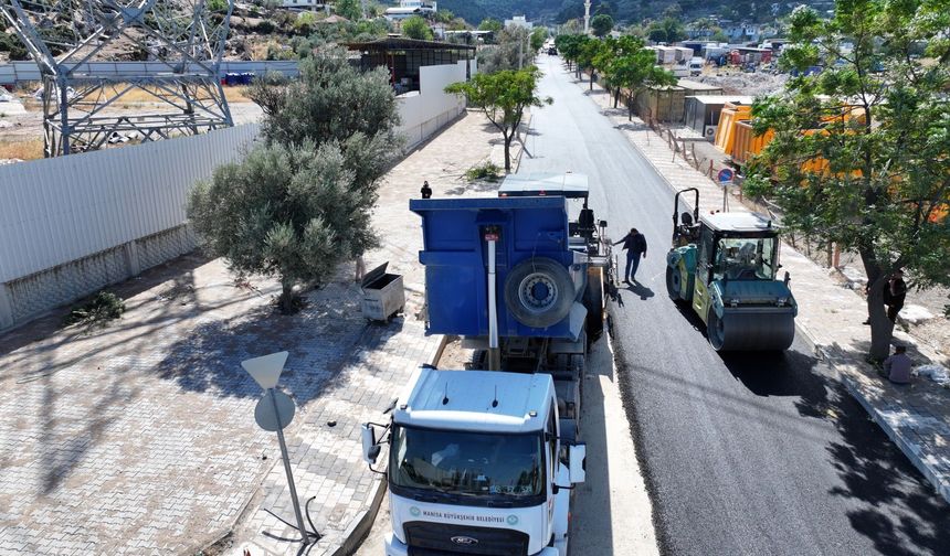 Yunusemre Emlakdere’de 2 kilometrelik yol sıcak asfaltla yenilendi
