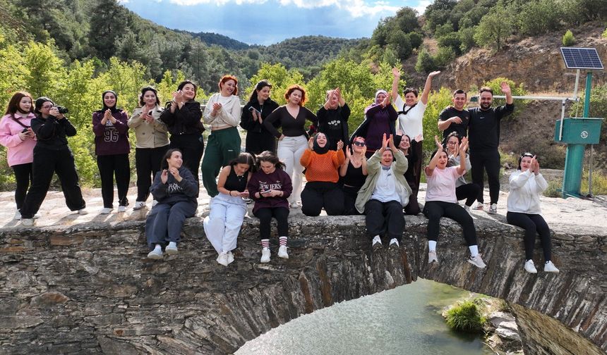 Gençler spor yaparken Gördes’in tarihini de keşfetti
