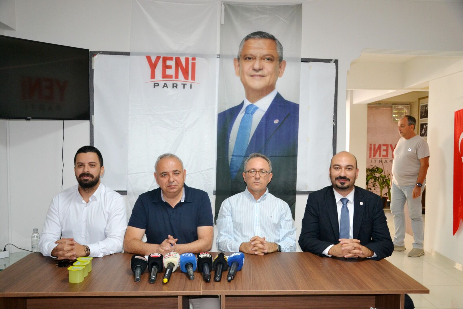 Yeni Parti üzüm fiyatının peşini bırakmıyor